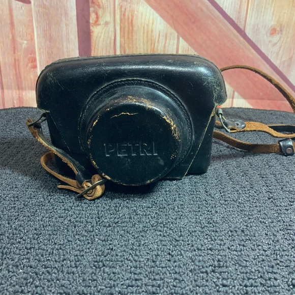 Vintage Petri camera with leather strap and cover. - Picture 4 of 7